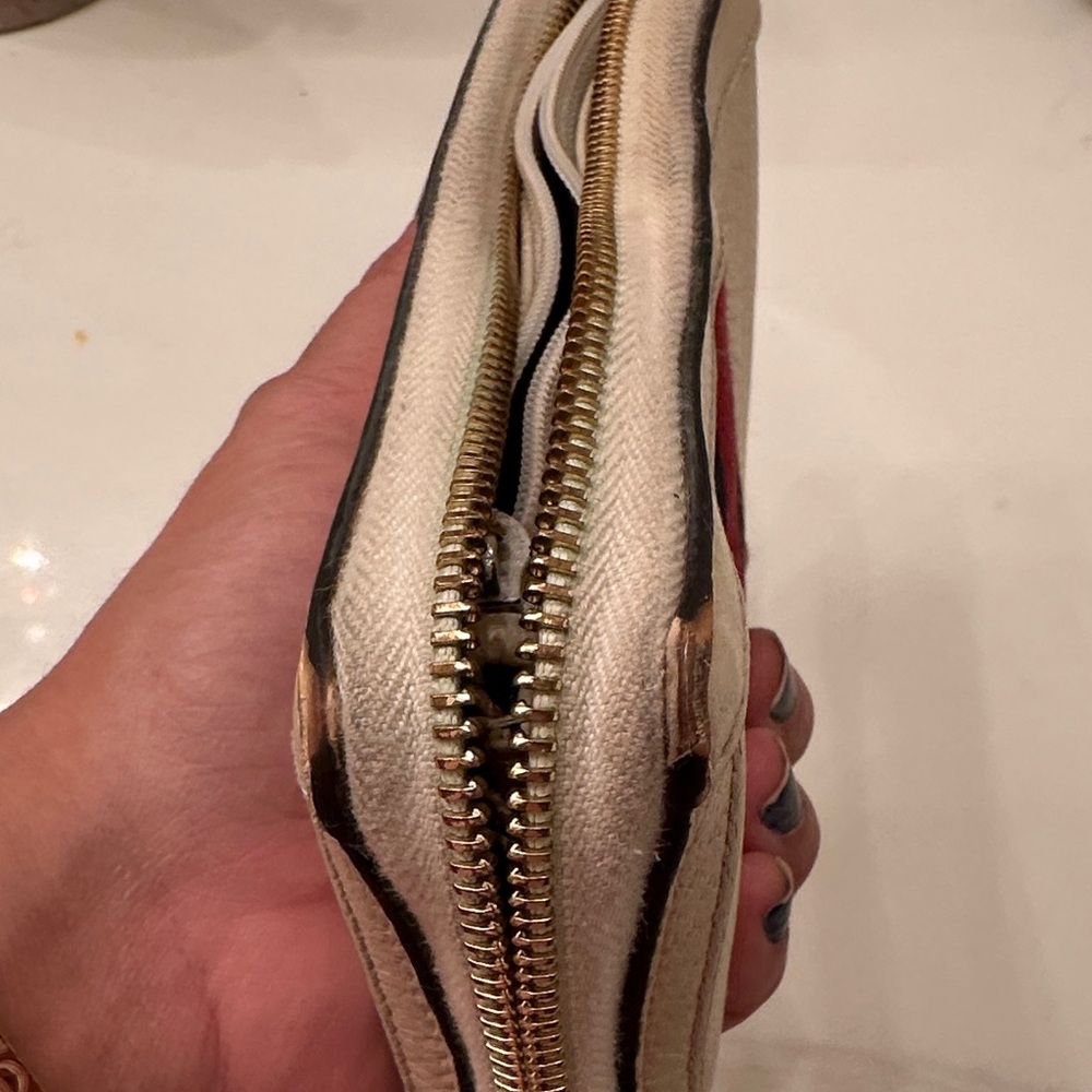 Gucci Beige Leather Wallet with Gold Logo - Picture 8 of 10